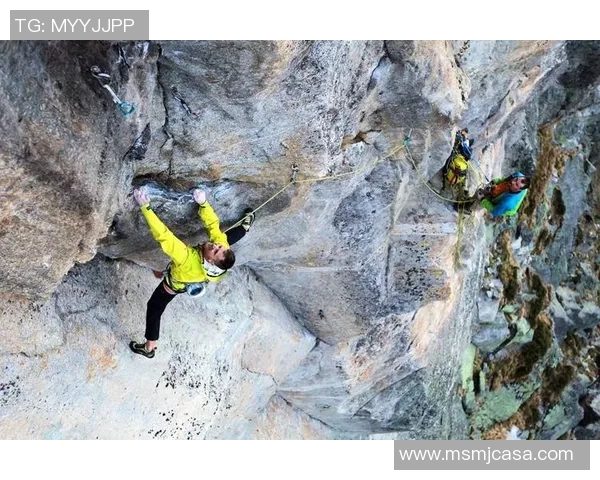 西安攀岩队在极限运动会中的团队协作表现精彩点评与分析